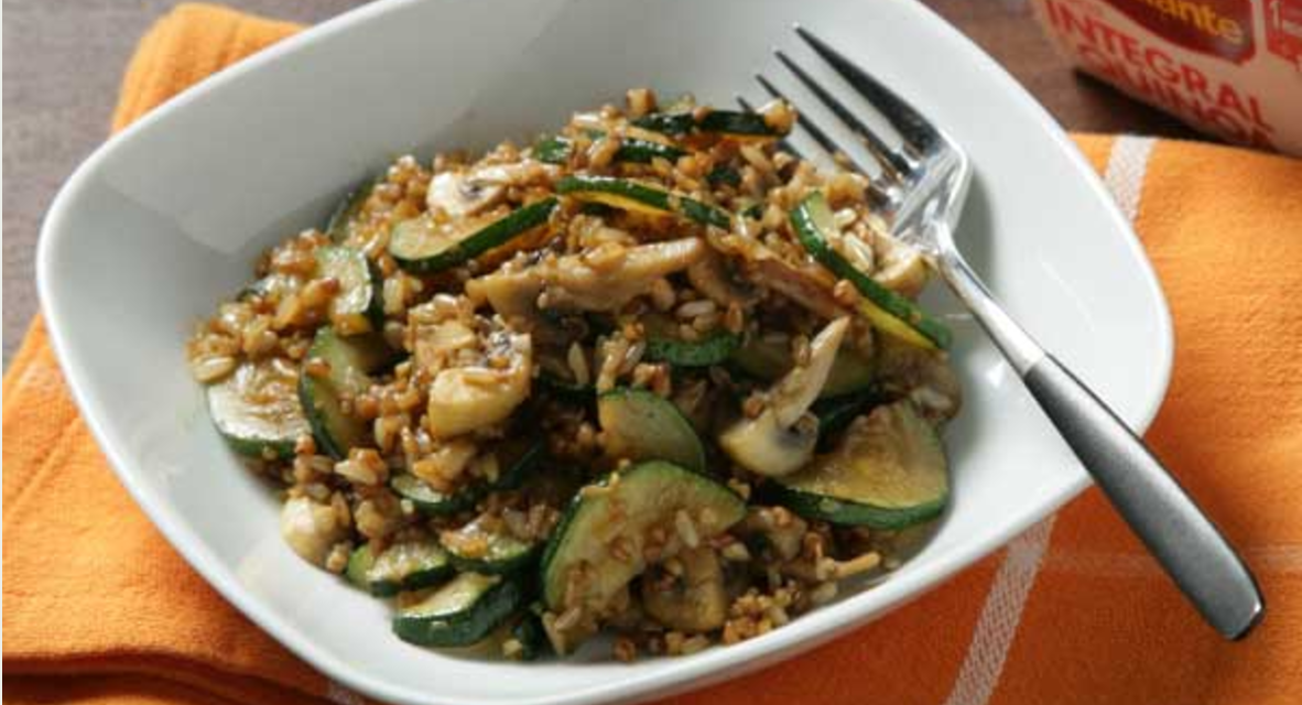 Arroz integral con quinoa, champiñón y calabacín