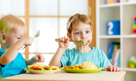 5 trucos para enseñar a comer variado a tu hijo