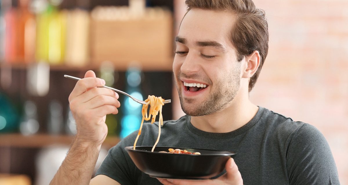 Муж про еду. Парень ест ложкой. Мужчина ест спагетти. Красивый мужчина ест. Парень ест пасту.