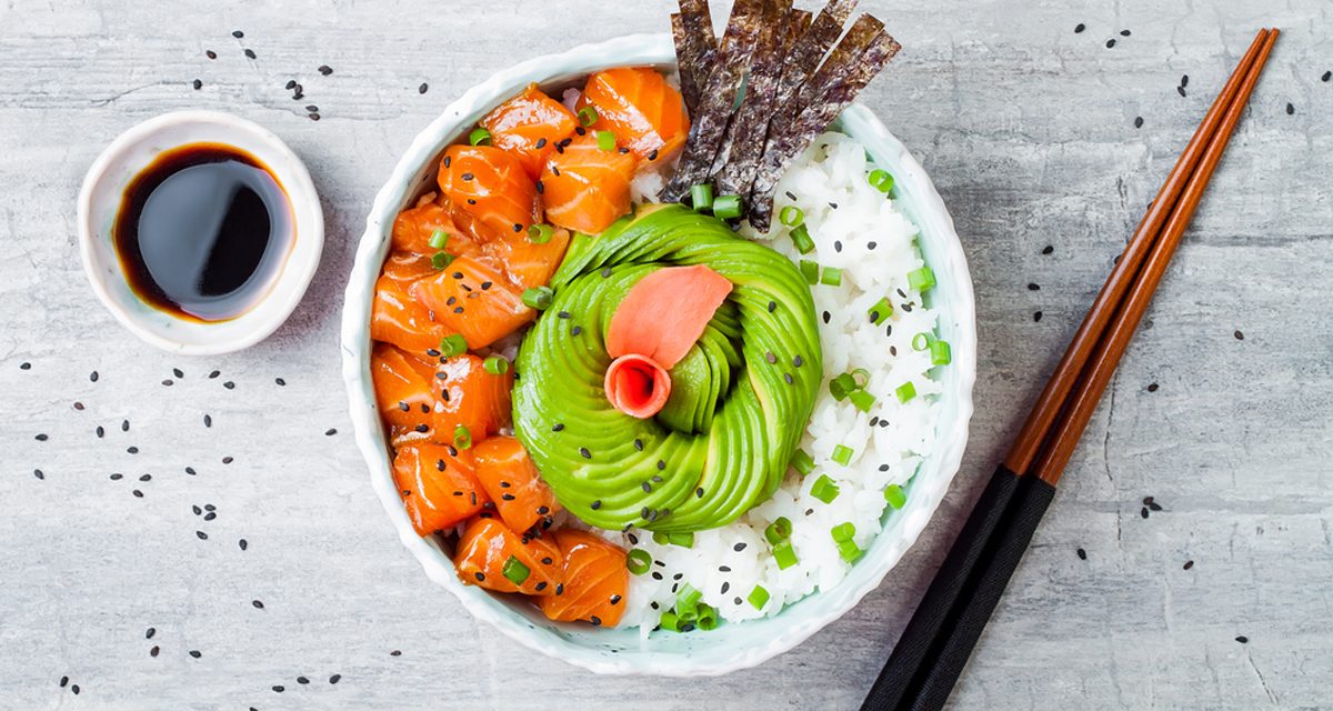 Poke bowl: el plato saludable de moda con base de arroz