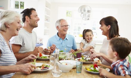 Si quieres cuidar la salud de tus huesos, llena tus platos de estos alimentos