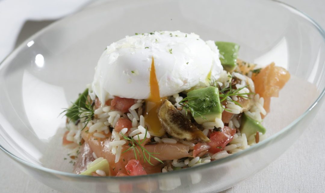 Ensalada de arroz, aguacate y salmón