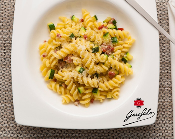 Fusilli con calabacín y jamón