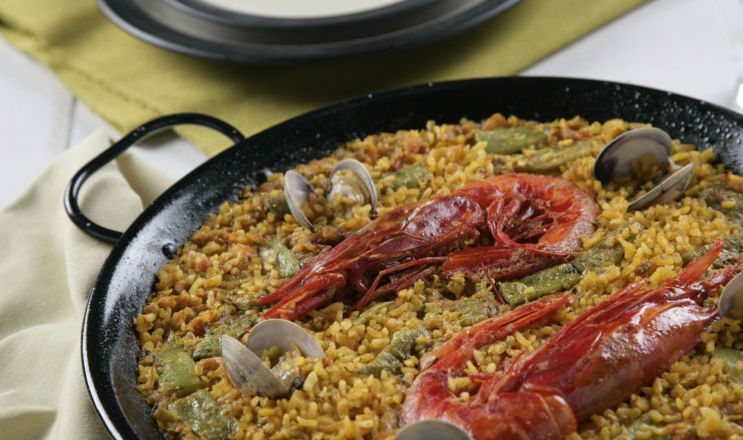 Paella con almejas y carabineros