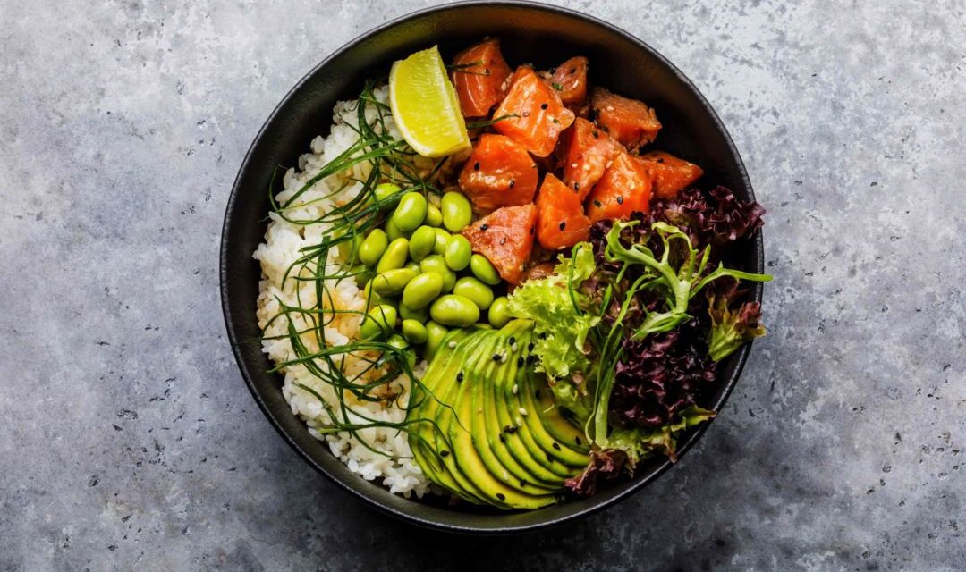 Pokebowl de arroz basmati con salmón