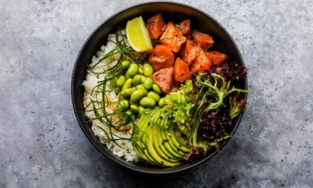 Pokebowl de arroz basmati con salmón