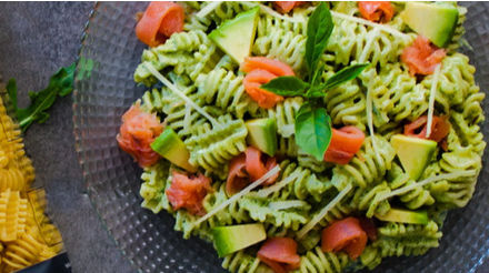 Ensalada de pasta con pesto de rúcula, salmón ahumado y aroma de lima