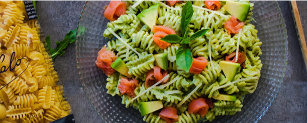 Ensalada de pasta con pesto de rúcula, salmón ahumado y aroma de lima