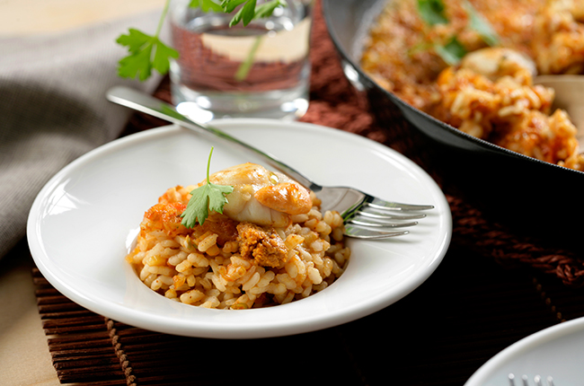 Paella de vieiras y erizos