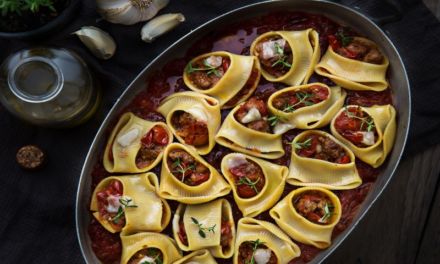 Lumaconi al horno relleno de pato y setas de temporada