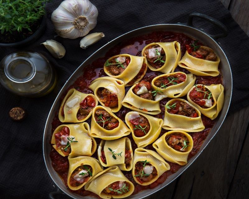 Lumaconi al horno relleno de pato y setas de temporada