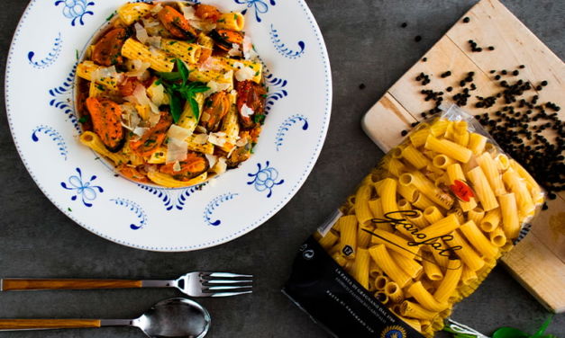 Pasta con mejillones, albahaca fresca y ralladura de queso pecorino