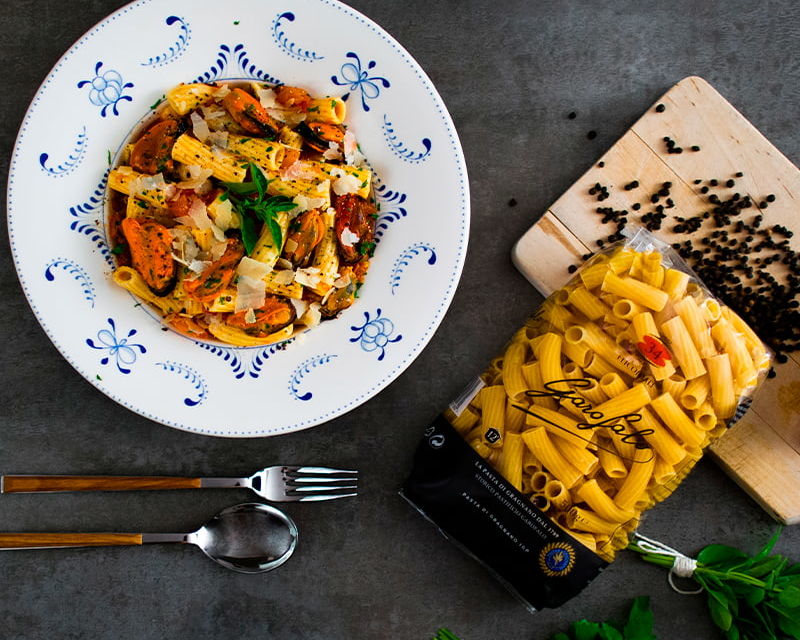 Pasta con mejillones, albahaca fresca y ralladura de queso pecorino