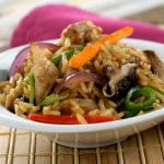Dados de cerdo salteados con verduras, shiitake, salsa de soja y arroz thai