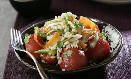 Ensalada de arroz integral y tomates asados