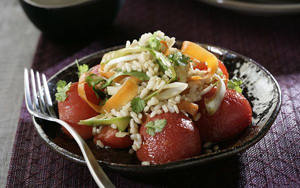 Ensalada de arroz integral y tomates asados