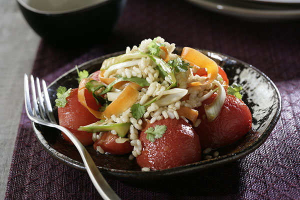 Ensalada de arroz integral y tomates asados