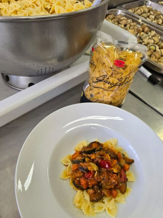 Verduras con farfalle a la flamenca