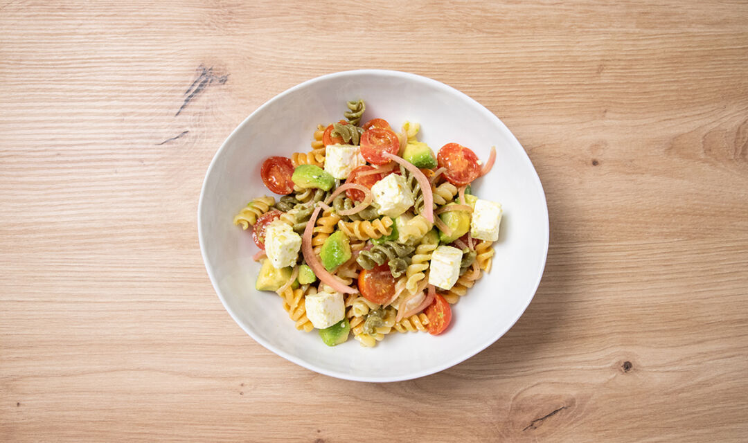 Ensalada de pasta con tomates cherry y queso feta