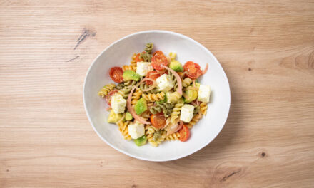 Ensalada de pasta con tomates cherry y queso feta