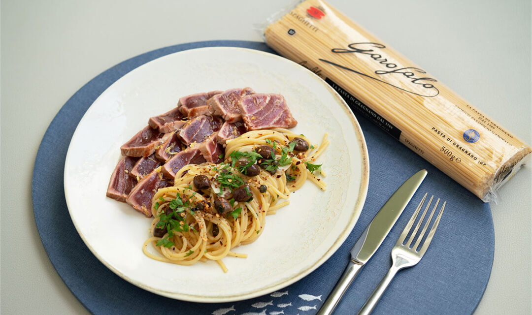 Espaguetis aglio olio con tataki de atún