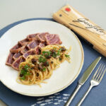 Espaguetis aglio olio con tataki de atún