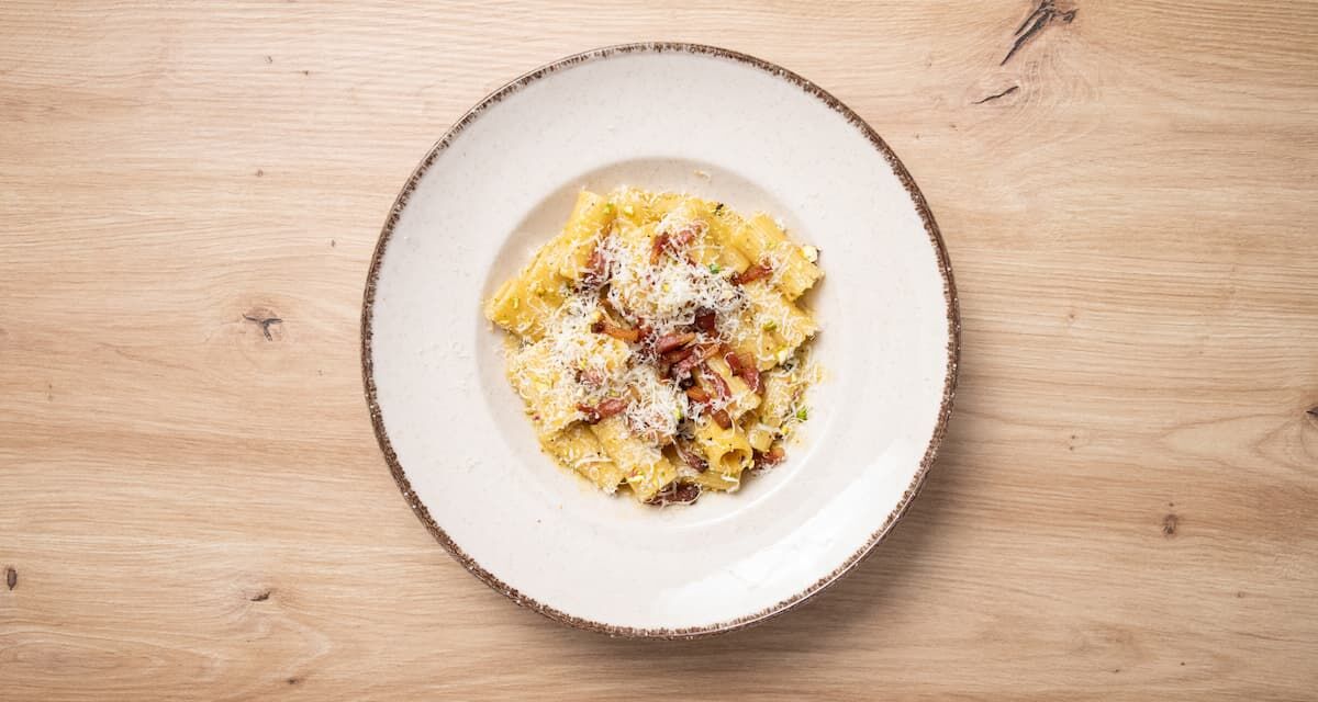 Rigatoni a la carbonara de pistachos