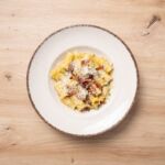 Rigatoni a la carbonara de pistachos