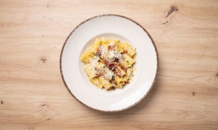 Rigatoni a la carbonara de pistachos