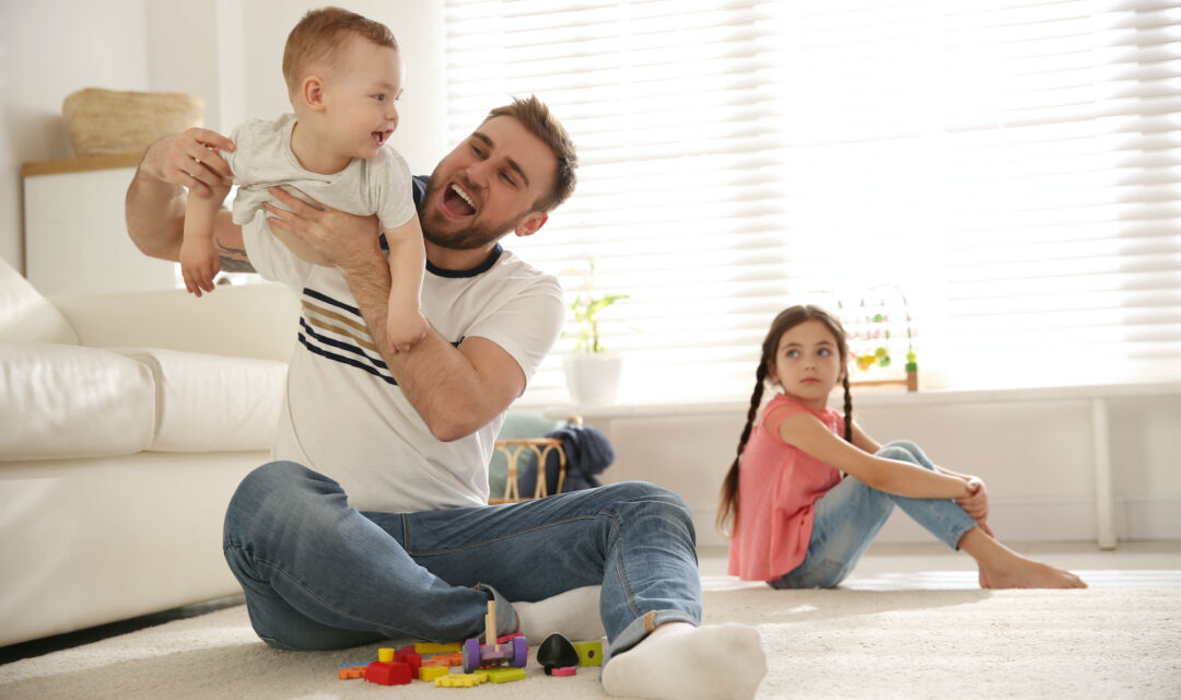 Celos entre hermanos: cómo gestionar la rivalidad de forma positiva