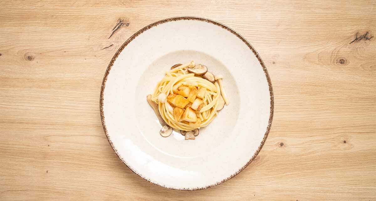 Linguine con aceite de trufa, setas y pera