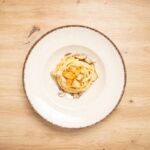 Linguine con aceite de trufa, setas y pera