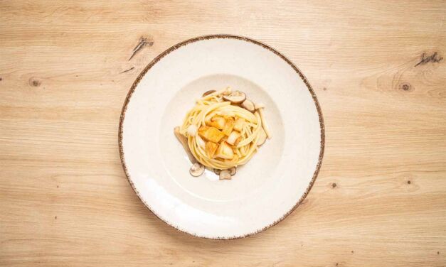 Linguine con aceite de trufa, setas y pera