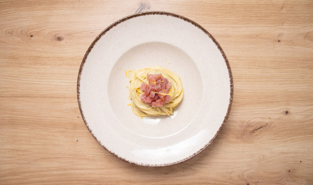 Espaguetis con crema de pistachos y tartar de atún
