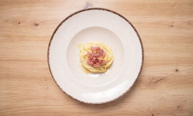 Espaguetis con crema de pistachos y tartar de atún
