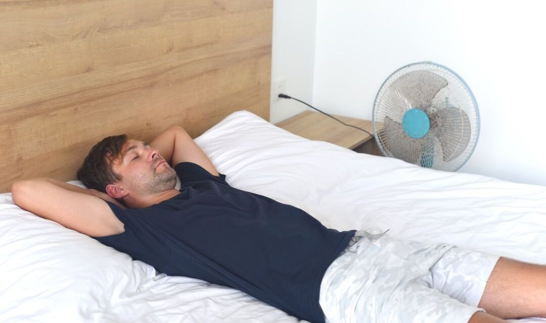 Dormir bien en verano: por qué el calor altera el sueño y cómo recuperarlo
