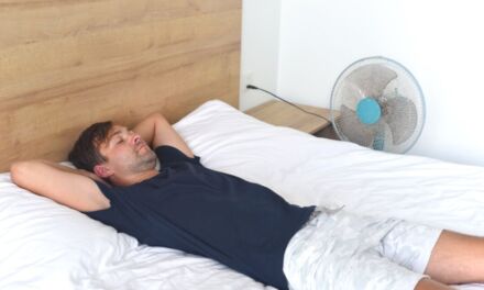 Dormir bien en verano: por qué el calor altera el sueño y cómo recuperarlo
