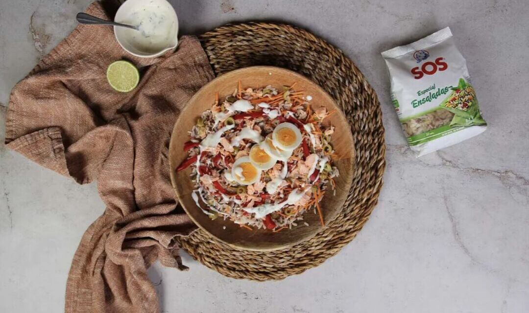 Ensalada de arroz con huevo y salmón