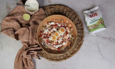 Ensalada de arroz con huevo y salmón